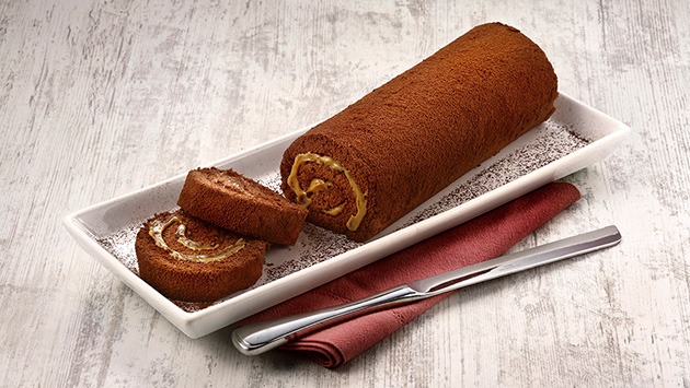 Rocambole de chocolate recheado com doce de leite