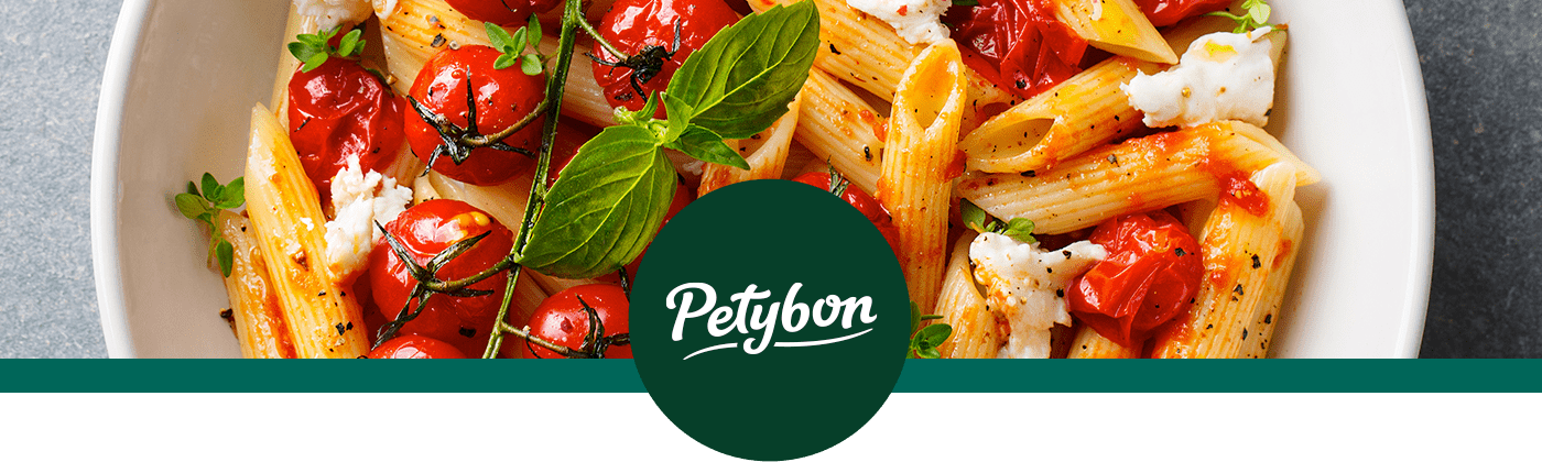 Imagem de um prato de macarrão com tomate cereja, com a logo de Petybon em um círculo verde, ao centro.